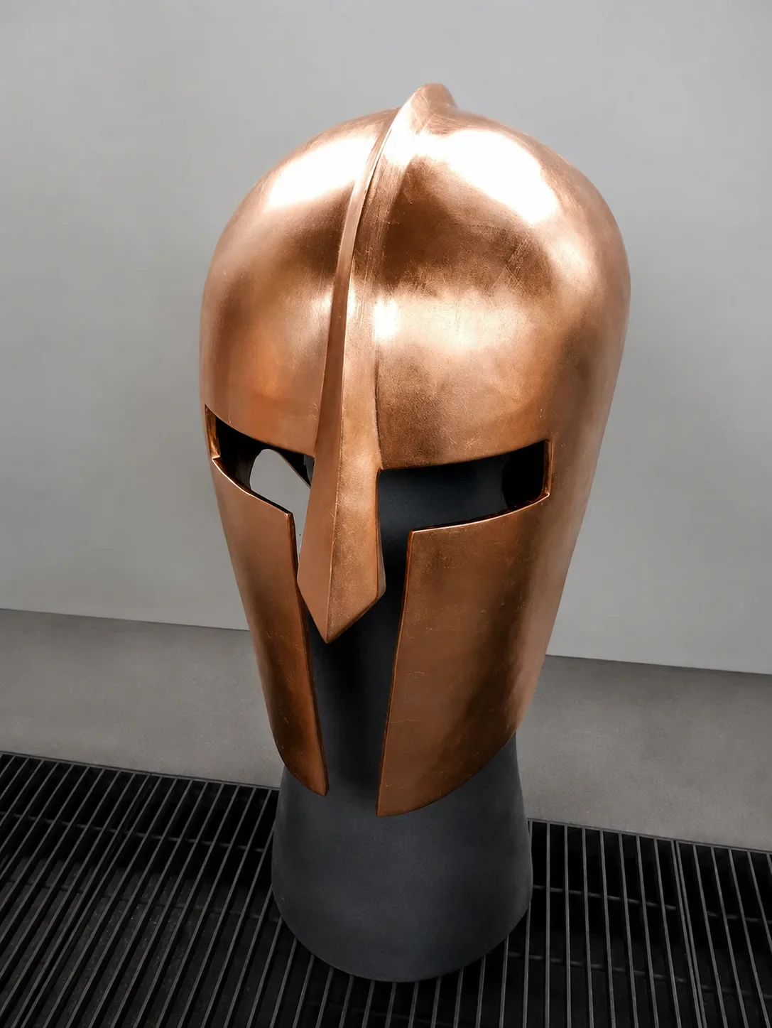 Casque décoratif d’inspiration spartiate doré.