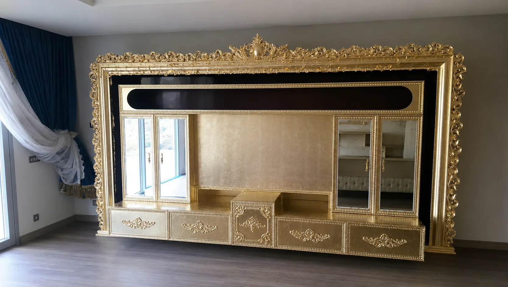 Meuble mural habillé de panneaux dorés.