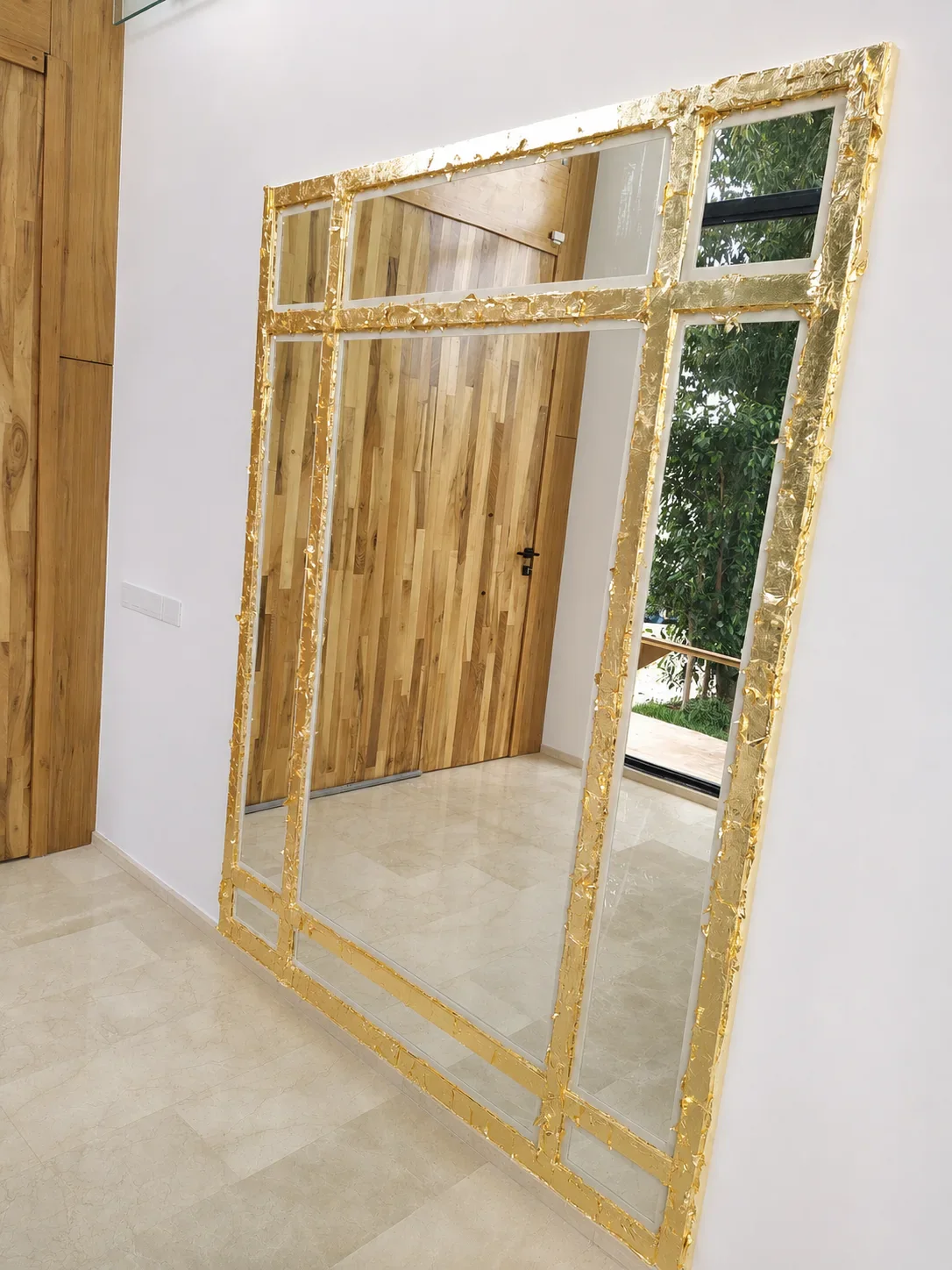 Miroir à la feuille d’or dans un intérieur.