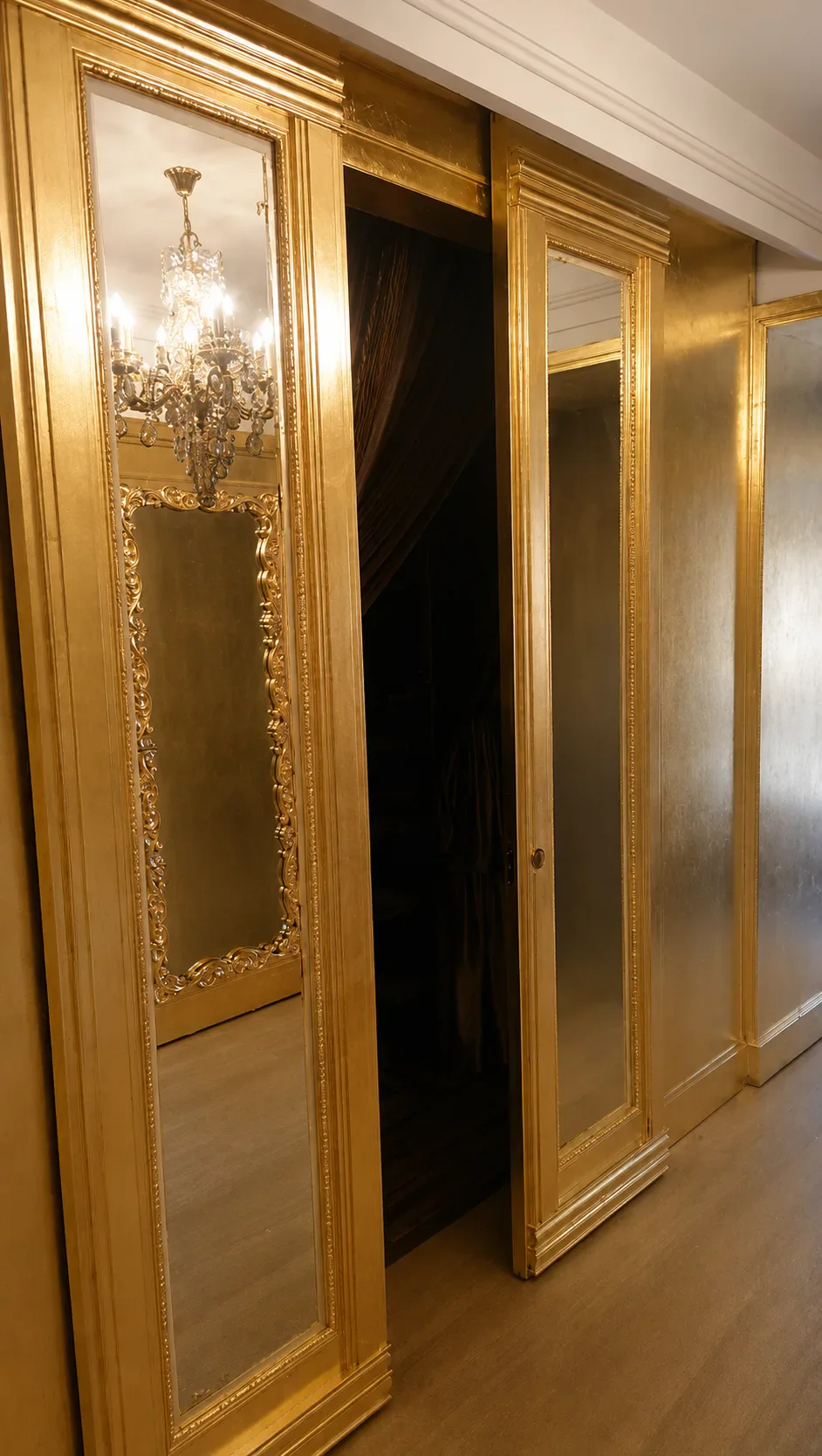 Porte et miroirs encadrés de dorure à la feuille d’or.