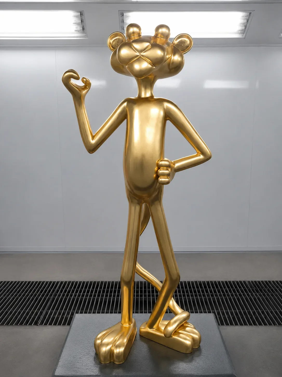 Sculpture décorative dorée représentant un personnage.