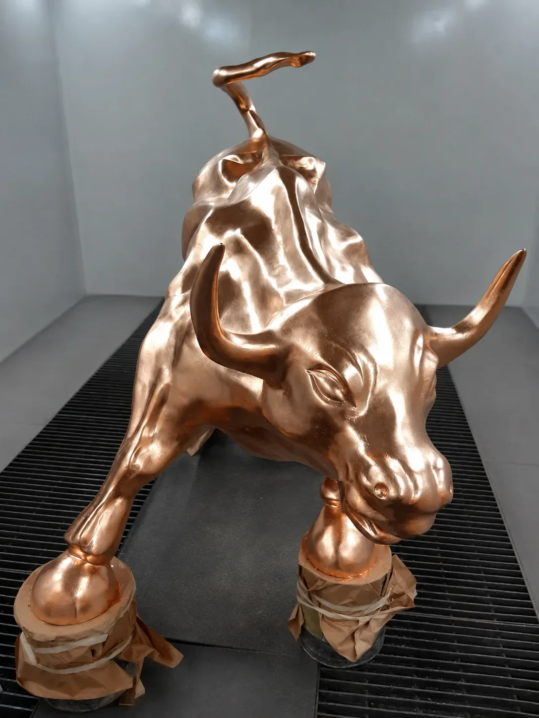Sculpture de taureau dorée en cours de finition dans l’atelier.